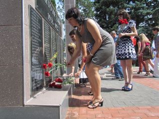 фото Усть-Лабинские электрические сети возложение цветов к Обелиску павшим воинам ст-ца А-Тенгинская Тбилисского района июнь.jpg фото Усть-Лабинские электрические сети возложение цветов к Обелиску павшим воинам ст-ца А-Тенгинская Тбилисского района июнь.jpg