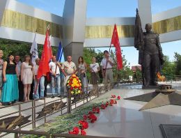 ф-то Усть-Лабинские электрические сети минута молчания у вечного огня Пантеона Славы станица Выселки.jpg ф-то Усть-Лабинские электрические сети минута молчания у вечного огня Пантеона Славы станица Выселки.jpg