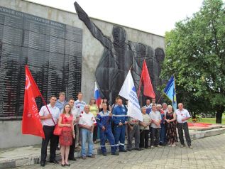 ф-то Усть-Лабинские ЭС у обелиска павшим воинам ст. Платнировская, июнь 2013.jpg ф-то Усть-Лабинские ЭС у обелиска павшим воинам ст. Платнировская, июнь 2013.jpg