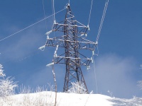 Горда твоя вершина, непреклонна, над нею только синева и тишь…